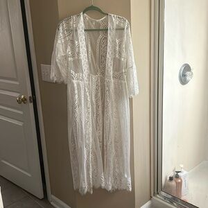 White lace overcoat. Size Medium (M).